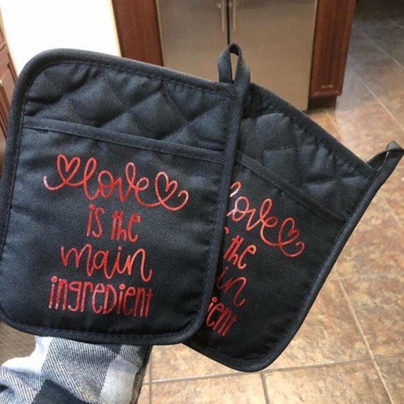 Other - NWT Love is the Main Ingredient Silicon Mitten Set